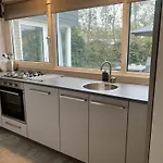 Modern Near Beach, Forest Semesterbostad *